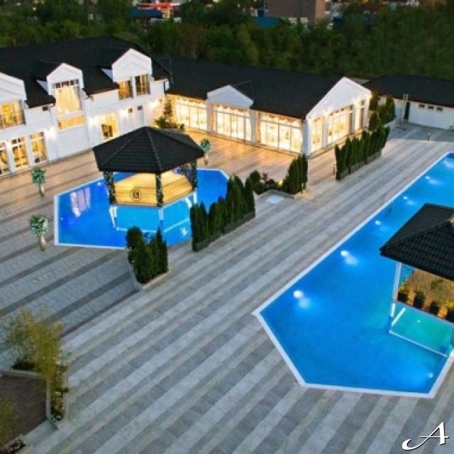 Diamond Garden - osvetljeni bazeni noću