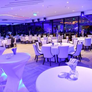 Event centar - prazne stolice i stolovi