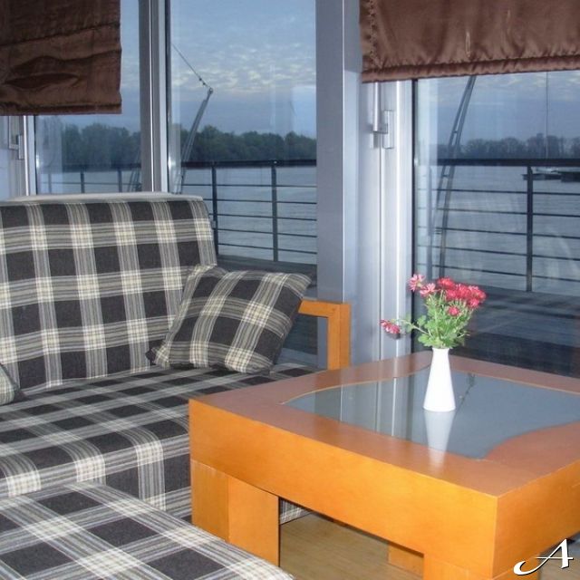 Splav restoran Sirena - sto i sofa