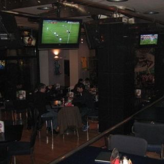 Sport Cafe - gosti gledaju fudbal