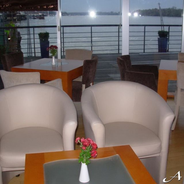 Splav restoran Dubai - stolovi i stolice