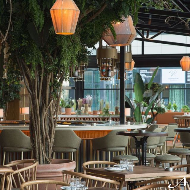 Restoran Buena Vida - prazne stolice i stolovi