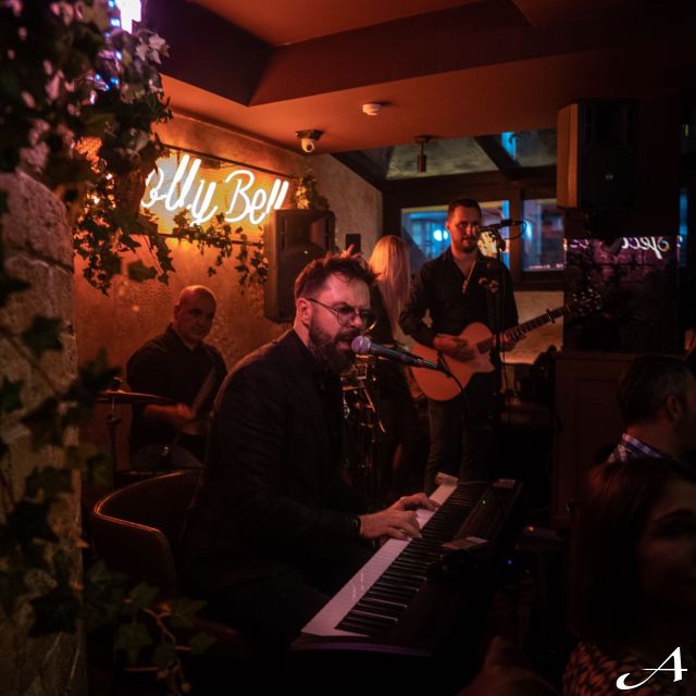 Dolly Bell matinee - muzičar svira klavir