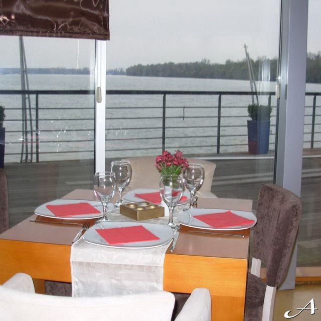 Splav restoran Dubai - sto sa pogledom