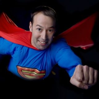 Doček Nove godine - muškarac u kostimu superheroja