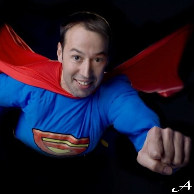 Doček Nove godine - muškarac u kostimu superheroja