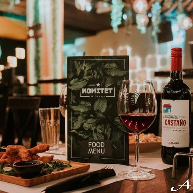 Klub Komitet - sto sa hranom i vinom