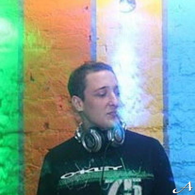 Klub Kiss Doček - DJ sa slušalicama