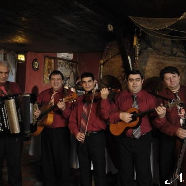 Restoran Stenka - muzičari sa instrumentima