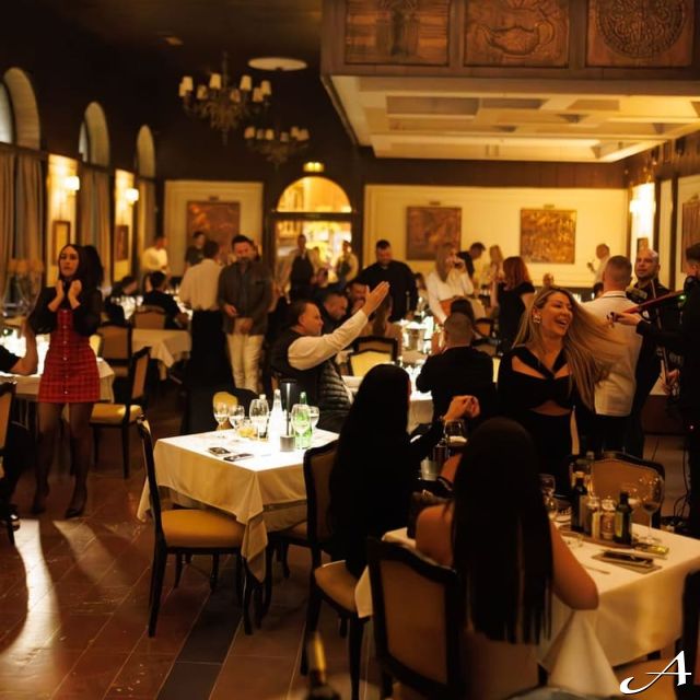 Doček Nove godine - gosti u restoranu
