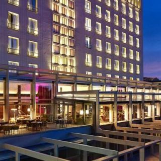 Hotel Metropol Palace - osvetljena fasada noću
