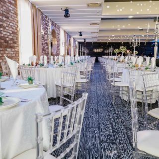 Restoran Rich Garden - prazni stolovi i stolice