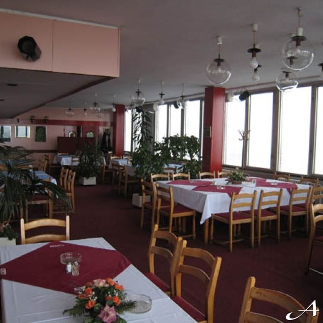 Poslovni klub - prazne stolice i stolovi