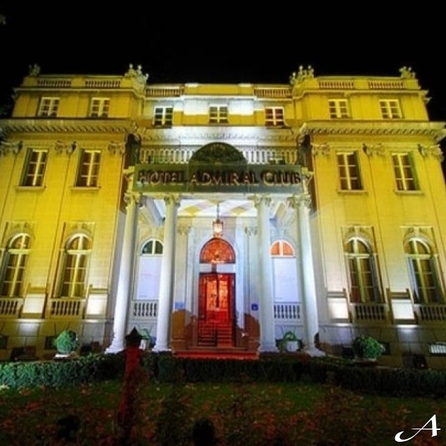 Club Admiral - osvetljena zgrada noću