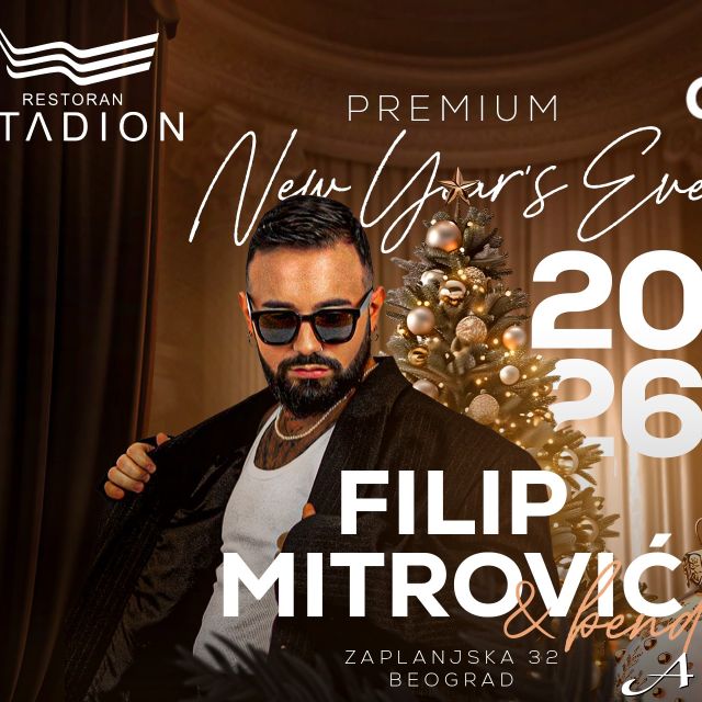 Doček Nove godine - muzičar ispred jelke