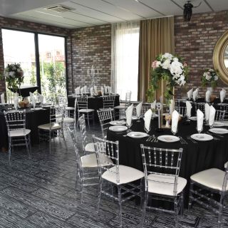 Restoran Rich Garden - prazni stolovi i stolice