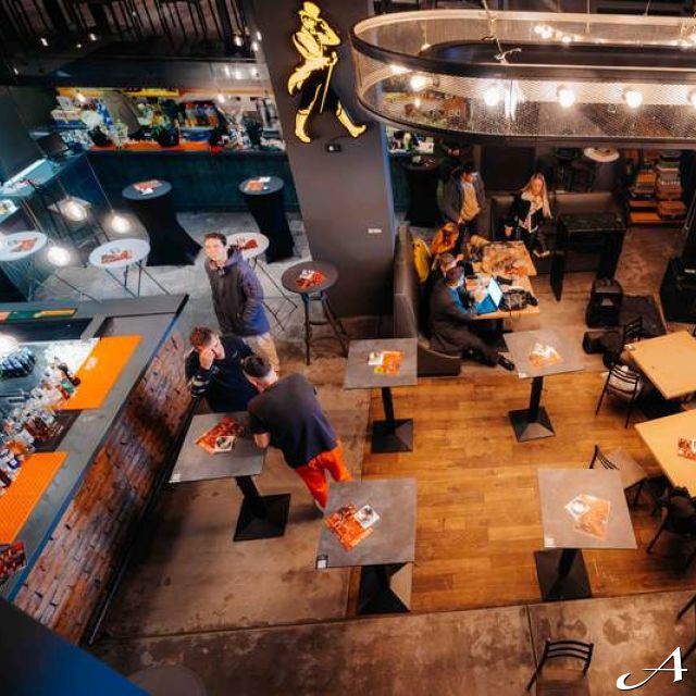 Kafana Druga Kuća - prazne stolove i goste