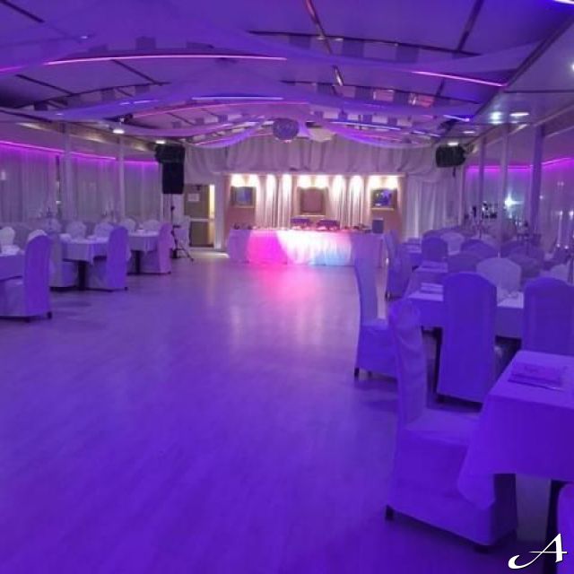 Brod restoran Flamingo - prazne stolice i stolovi