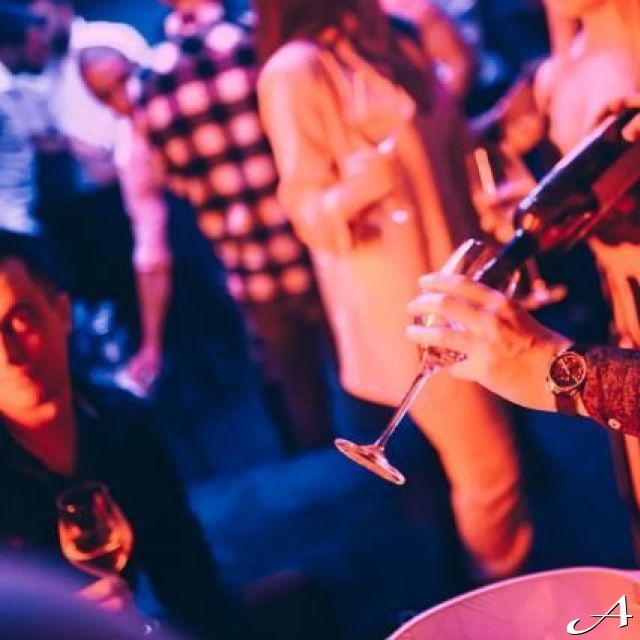 Kafana Druga Kuća - točenje pića gostima