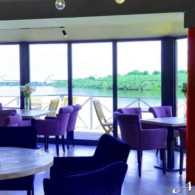 Splav restoran - unutrašnjost sa pogledom