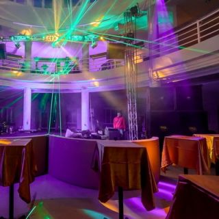 Ušće Colosseum - prazna sala sa svetlima