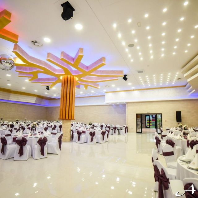 Event centar - prazne dekorisane stolice
