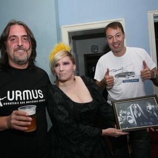 Udruženje rok muzičara - tri osobe sa fotografijom