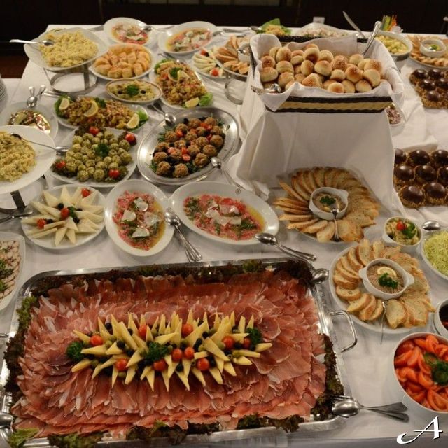Doček Nove godine - bogat sto hrane