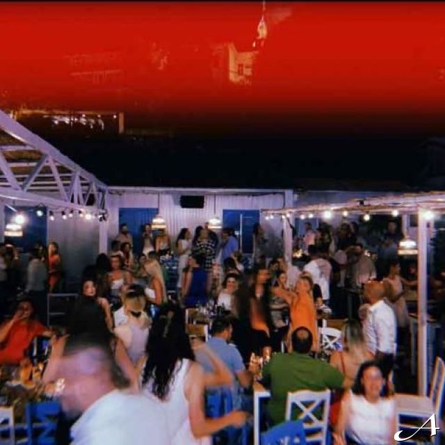 Srpska Nova godina - ljudi u restoranu