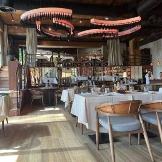 Restoran Tradicija - prazni stolovi
