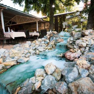 Restoran Princ - vodopad i bašta