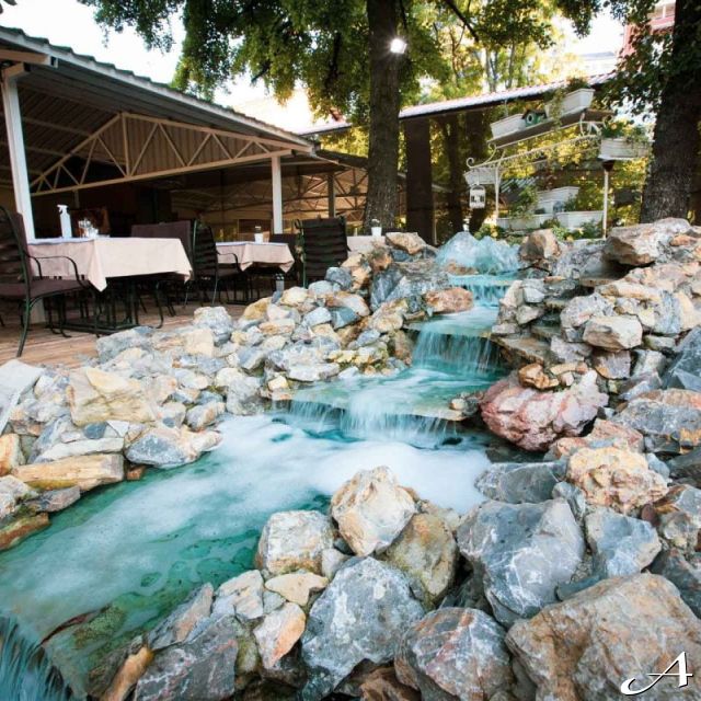 Restoran Princ - vodopad i bašta