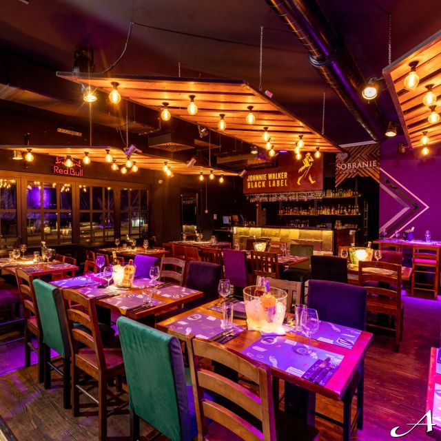 Klub restoran Baraka - unutrašnjost sa stolovima