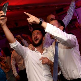 Doček Nove godine - ljudi prave selfi