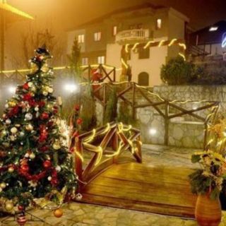 Doček Nove godine - osvetljena bašta hotela