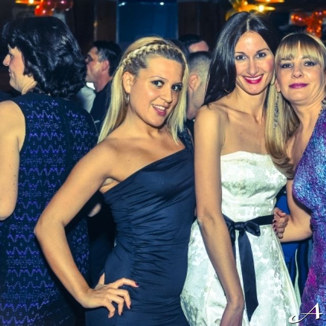 Doček Nove godine - tri žene poziraju