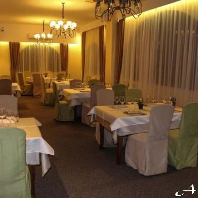 Restoran Golf - prazni stolovi i stolice