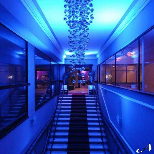 Zlatnik Hall - osvetljeni hodnik i stepenice