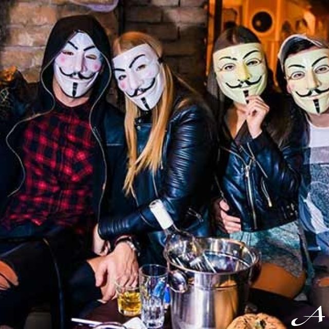 Shisha bar - ljudi sa maskama