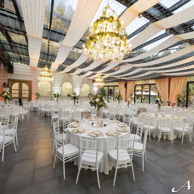 Restoran Topčiderac - prazni stolovi i lusteri