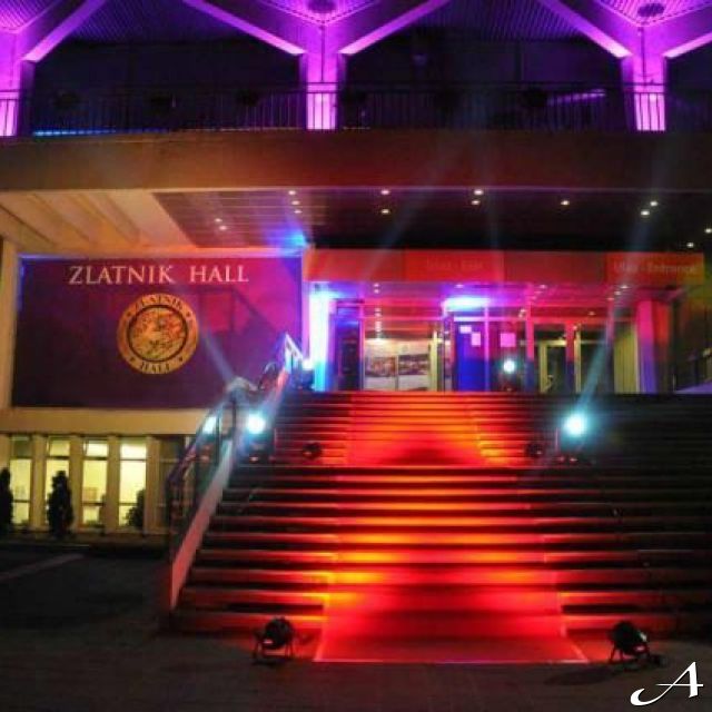 Zlatnik Hall - osvetljeni ulaz noću