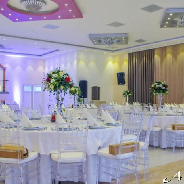 Event centar - prazne dekorisane stolice
