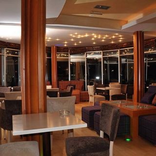 Splav restoran Sirena - prazne stolice i stolovi