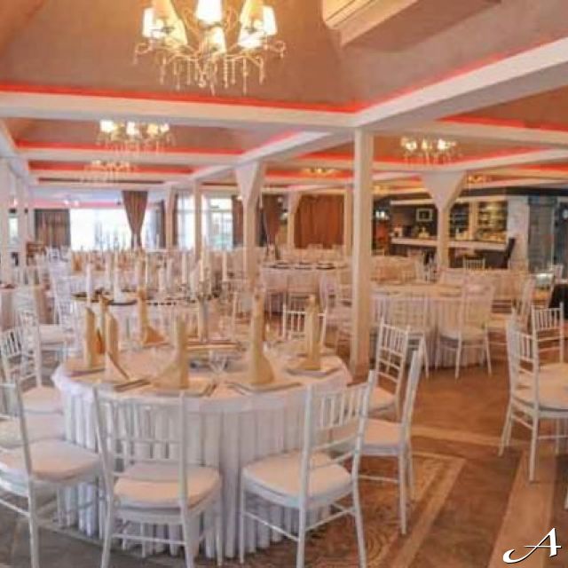 Doček Nove godine - prazne stolice i stolovi