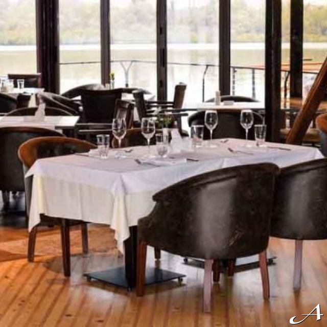 Restoran Bahus Inn - prazni stolovi