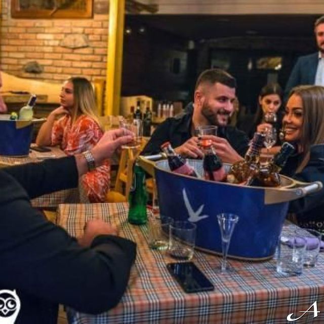 Kafana Barberi - ljudi nazdravljaju