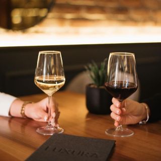Premium club Luxura - dve čaše vina
