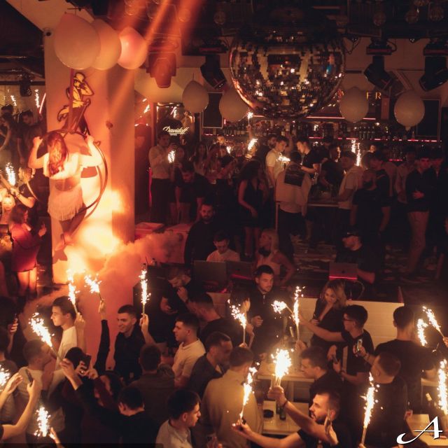 Klub Lasta - ljudi slave i drže baklje