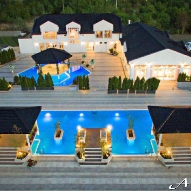 Diamond Garden - osvetljeni bazen i vila