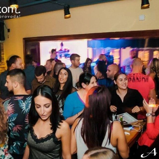 Kafana Sipaj - ljudi u gužvi